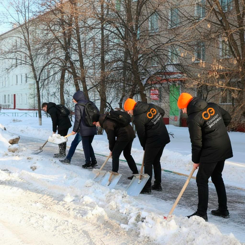 Уборка снега с крыш и территорий в Лобне
